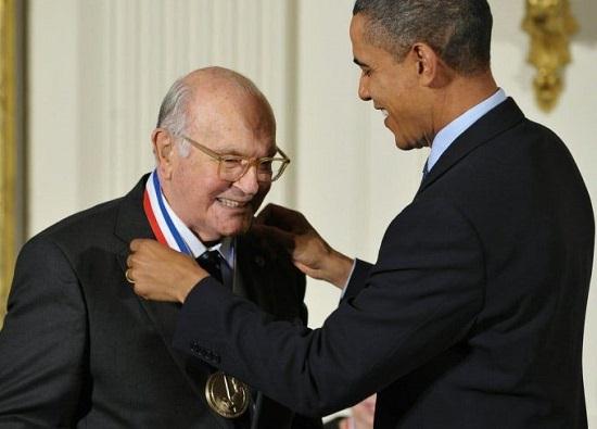 库弗博士接受奥巴马总统的颁奖