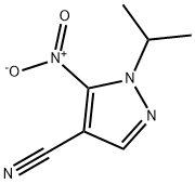 1-isopropyl-5-nitro-1H-pyrazole-4-carbonitrile 구조식 이미지