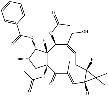 4H-Cyclopenta[a]cyclopropa[f]cycloundecen-4-one, 4a,8-bis(acetyloxy)-7-(benzoyloxy)-1,1a,4a,5,6,7,7a,8,11,11a-decahydro-9-(hydroxymethyl)-1,1,3,6-tetramethyl-, (1aR,2E,4aR,6S,7S,7aR,8R,9Z,11aS)- Structure