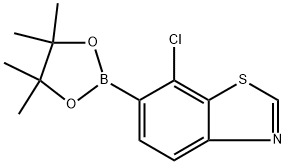 Benzothiazole, 7-chloro-6-(4,4,5,5-tetramethyl-1,3,2-dioxaborolan-2-yl)- Structure