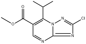 Methyl 2-chloro-7-isopropyl-[1,2,4]triazolo[1,5-a]pyrimidine-6-carboxylate 구조식 이미지