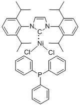 [1,3-비스(2,6-디이소프로필페닐)이미다졸-2-일리덴]트리페닐포스핀니켈(II)디클로라이드 구조식 이미지