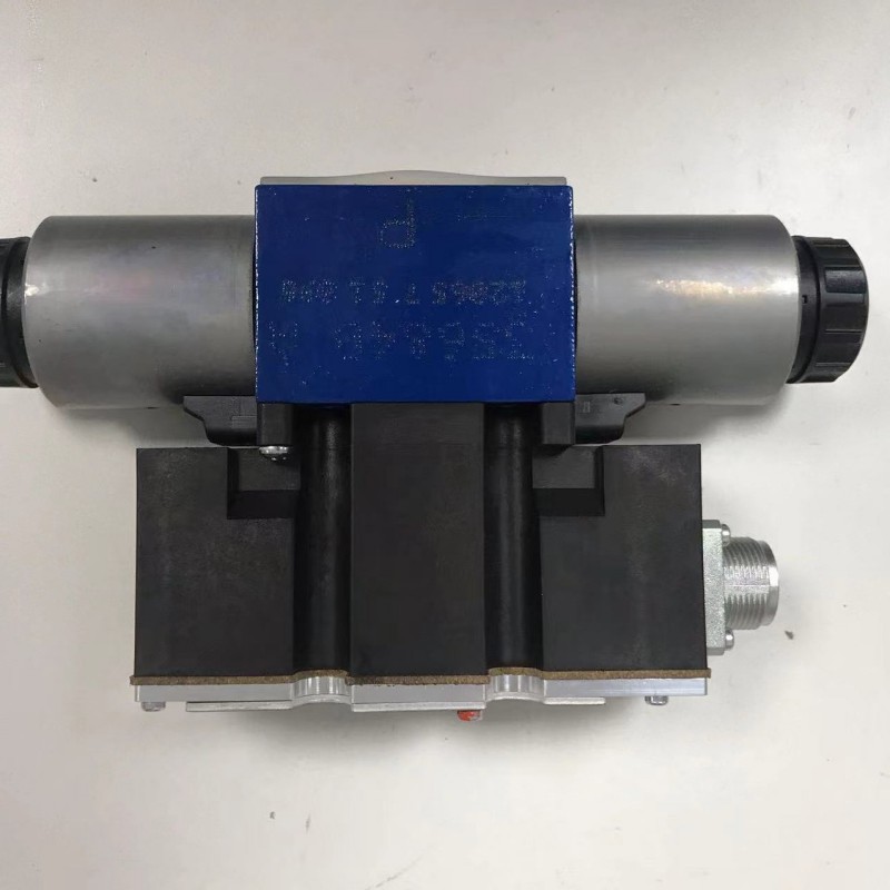 力士乐比例方向阀R900954077 4WRAE6W15-2X/G24K31A1V